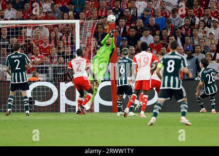 Muenchen, Deutschland. 20 settembre 2023. Guardiano, Torwart Sven Ulreich (FC Bayern Muenchen, 26) mit einer Parade. Fussball, UEFA Champions League, Bayern M?nchen - Manchester United AM 20.9.2023 al Muenchner Allianz Arena. LE NORMATIVE DFL VIETANO L'USO DI FOTOGRAFIE COME SEQUENZE DI IMMAGINI E/O QUASI-VIDEO. Credito: dpa/Alamy Live News Foto Stock