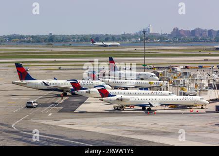 New York, Stati Uniti - 12 maggio 2023: Aerei Delta Air Lines presso l'aeroporto JFK di New York negli Stati Uniti. Foto Stock