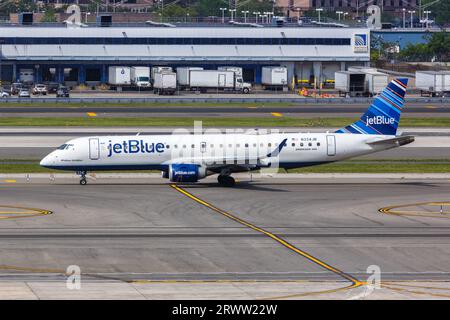 New York, Stati Uniti - 12 maggio 2023: Aereo JetBlue Embraer 190 presso l'aeroporto JFK di New York negli Stati Uniti. Foto Stock