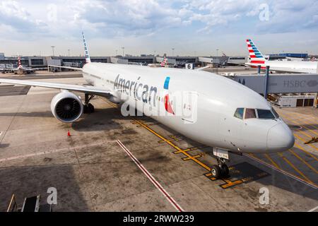 New York, Stati Uniti - 12 maggio 2023: American Airlines Boeing 777-300ER aeroplano presso l'aeroporto JFK di New York negli Stati Uniti. Foto Stock