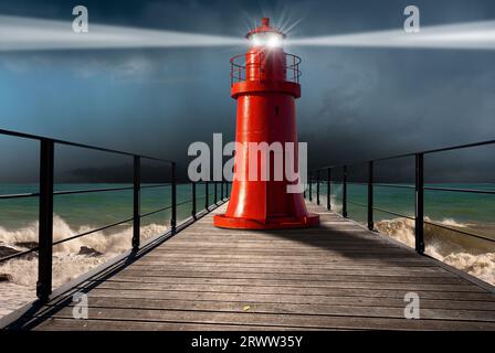 Vecchio faro rosso con fasci di luce su un molo di legno con mare spiovente, nuvole di tempeste (cumulonimbus) e pioggia torrenziale sullo sfondo. Fotografia. Foto Stock