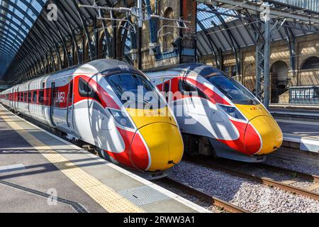 Londra, Regno Unito - 29 aprile 2023: Treno ad alta velocità Azuma InterCity della London North Eastern Railway LNER alla stazione ferroviaria King's Cross di Lond Foto Stock