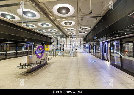 Londra, Regno Unito - 29 aprile 2023: Stazione della metropolitana di Paddington sulla Elizabeth Line Crossrail a Londra, Regno Unito. Foto Stock