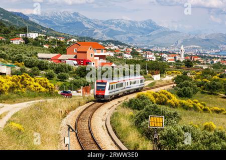 Kaštel Stari, Croazia - 31 maggio 2023: Treno pendolare con sistema inclinabile delle ferrovie croate Hrvatske Zeljeznice a Kaštel Stari, Croazia. Foto Stock