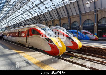 Londra, Regno Unito - 29 aprile 2023: Treni ad alta velocità Azuma della London North Eastern Railway LNER e Lumo del FirstGroup presso la stazione ferroviaria King's Cross Foto Stock