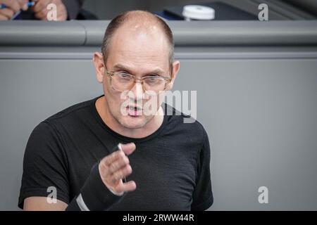 Berlino, Germania. 21 settembre 2023. Janosch Dahmen (Bündnis 90/die Grünen) parla alla sessione del Bundestag. L'argomento è la riforma della struttura ospedaliera. Crediti: Kay Nietfeld/dpa/Alamy Live News Foto Stock