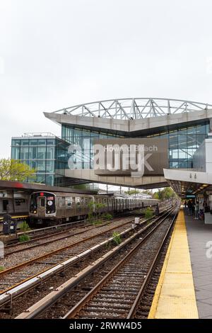 New York City, Stati Uniti - 30 aprile 2023: Howard Beach JFK A Line Subway Station, trasporto pubblico, formato ritratto A New York, Stati Uniti. Foto Stock