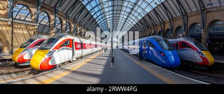 Londra, Regno Unito - 29 aprile 2023: Treni ad alta velocità Azuma della London North Eastern Railway LNER e Lumo del FirstGroup presso la stazione ferroviaria King's Cross Foto Stock