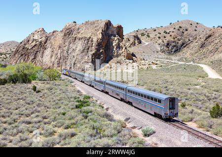 Los Cerrillos, Stati Uniti - 9 maggio 2023: Amtrak Southwest Chief Railway a Los Cerrillos, nuovo Messico, Stati Uniti. Foto Stock