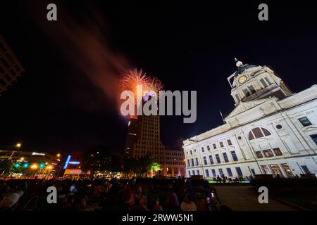 Fuochi d'artificio arancione e oro del 4 luglio nel centro di Fort Wayne e nella Lincoln Tower Foto Stock