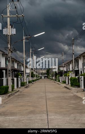 Nuvole piovose, prima di una forte tempesta piovosa in città Foto Stock