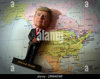 Donald Trump 2024, gettando un'ombra di destra repubblicana sull'America Foto Stock