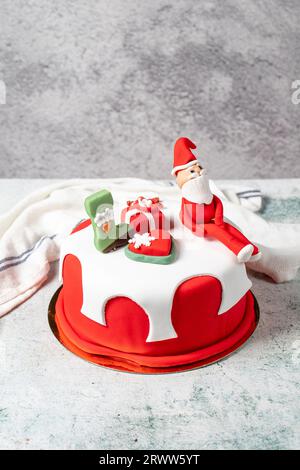 Torta per festeggiare il Natale. Il concetto di Capodanno. Torta di design del nuovo anno su sfondo grigio. Primo piano Foto Stock