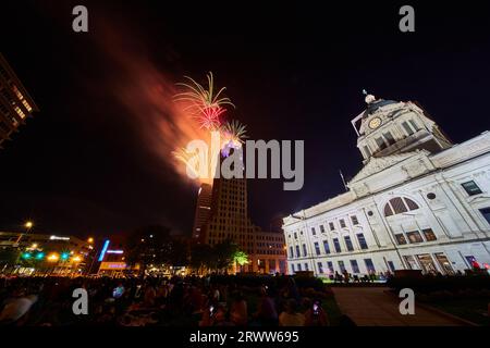 Prato del tribunale del centro di Fort Wayne con la folla che guarda i fuochi d'artificio del 4 luglio sulla Lincoln Tower Foto Stock