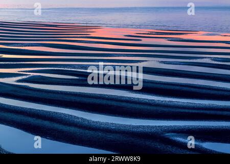 Modello di sabbia della costa di Mikoshirai, del mare e del sole che tramonta Foto Stock