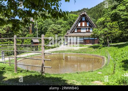 Hida-no-sato Kurumada e Old Nishioka House nel villaggio di Hida Landscape Foto Stock