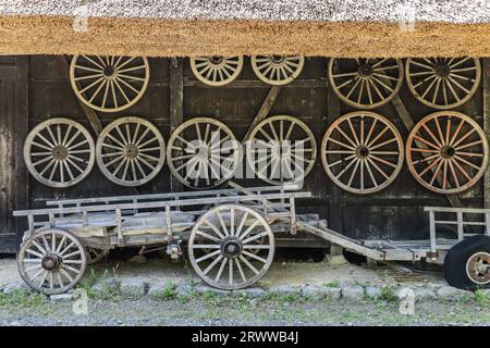 Carrelli e ruote del villaggio Hida in mostra Foto Stock