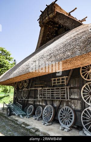 Ex Tomita House con carri e ruote del villaggio di Hida in mostra Foto Stock