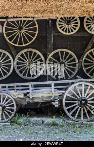 Carrelli e ruote del villaggio Hida in mostra Foto Stock