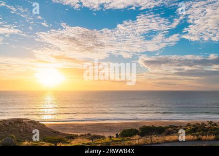 Costa di o'Sullivan Beach con nuvole sul mare al tramonto, Australia meridionale Foto Stock