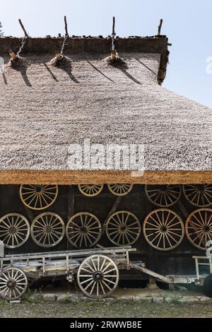 Ex Tomita House con carri e ruote del villaggio di Hida in mostra Foto Stock