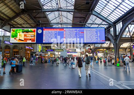 Zurigo, Svizzera - 10 agosto 2023: Imbarco di partenza per i treni presso la stazione ferroviaria principale di Zurigo, Svizzera. Foto Stock