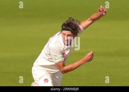 Londra, Regno Unito. 21 settembre 2023. Il bowling Jack White del Northamptonshire mentre il Surrey affronta il Northamptonshire nel campionato della contea al Kia Oval, il terzo giorno. Credito: David Rowe/Alamy Live News Foto Stock