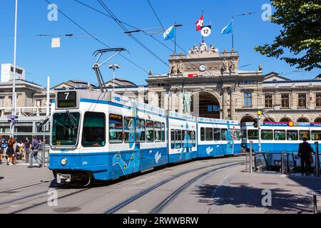 Zurigo, Svizzera - 10 agosto 2023: Bahnhofstrasse con tram 2000 mezzi pubblici nella città di Zurigo, Svizzera. Foto Stock