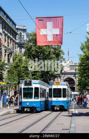 Zurigo, Svizzera - 10 agosto 2023: Bahnhofstrasse con tram 2000 mezzi pubblici nella città di Zurigo, Svizzera. Foto Stock