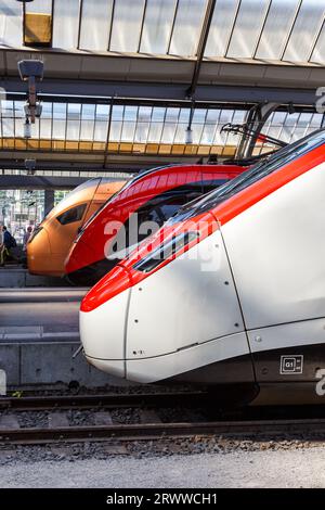 Zurigo, Svizzera - 10 agosto 2023: Treni passeggeri delle FFS Schweizerische Bundesbahnen e Südostbahn presso la stazione ferroviaria centrale di Zurigo, Svizzera Foto Stock
