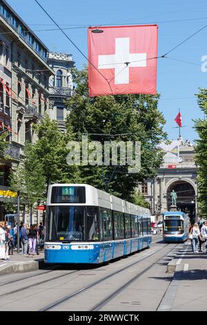 Zurigo, Svizzera - 10 agosto 2023: Bahnhofstrasse con tram tipo Bombardier Flexity 2 trasporto pubblico nella città di Zurigo, Svizzera. Foto Stock