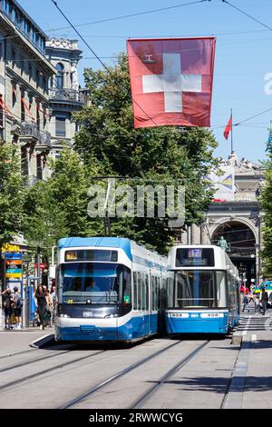 Zurigo, Svizzera - 10 agosto 2023: Bahnhofstrasse con tram tipo Cobra-tram e Bombardier Flexity trasporto pubblico nella città di Zurigo, Switze Foto Stock