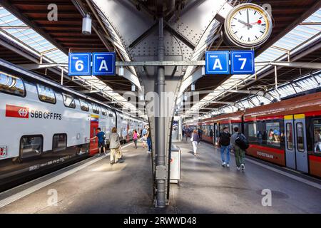 Zurigo, Svizzera - 10 agosto 2023: Treni passeggeri delle FFS Schweizerische Bundesbahnen e Südostbahn presso la stazione ferroviaria centrale di Zurigo, Svizzera Foto Stock