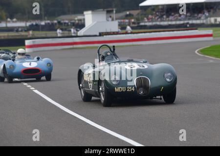 Chris Ward, Nigel Webb, Jaguar C-Type, hanno corso mentre il sole iniziava a tramontare la sera, il Freddie March Memorial Trophy, una gara di sessanta minuti all'orecchio Foto Stock