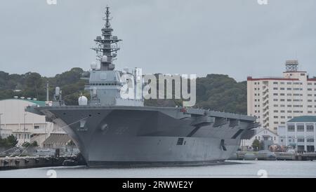 Yokusuka, Giappone. 21 settembre 2023. La forza di autodifesa marittima del Giappone (JMSDF), la portaerei Izumo (DDH-183) è ancorata alla base navale JMSDF Yokosuka nella Prefettura di Kanagawa, in Giappone, giovedì 21 settembre 2023. Foto di Keizo Mori/UPI Credit: UPI/Alamy Live News Foto Stock