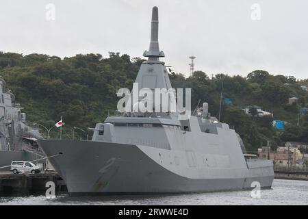 Yokusuka, Giappone. 21 settembre 2023. La forza di autodifesa marittima giapponese (JMSDF), la fregata di classe Mogami Kumano (FFM-2) è ancorata alla base navale JMSDF Yokosuka nella prefettura di Kanagawa, in Giappone, giovedì 21 settembre 2023. Foto di Keizo Mori/UPI Credit: UPI/Alamy Live News Foto Stock