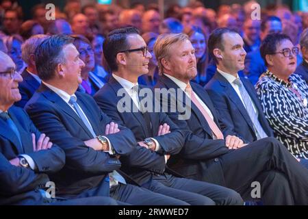 ELSLOO - Re Willem Alexander (3R) durante l'apertura della lavanderia sostenibile di Nedlin. L'azienda spiega gli investimenti sostenibili e le innovazioni del nuovo bucato. ANP JONAS ROOSENS netherlands Out - belgium Out Foto Stock