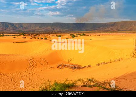 Dune di sabbia circondate da una vecchia catena montuosa nel parco nazionale di Jalapao in Brasile Foto Stock
