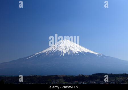 Primavera di aprile, Mt. Fuji con neve persistente nel cielo blu visto dal Tempio di Koutokuji Foto Stock