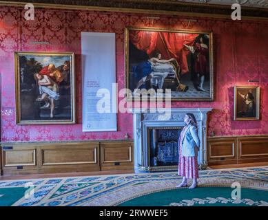 Rigorosamente Embargoed fino alle 00:01 BST di domenica 24. Castello di Windsor, Berkshire 21 settembre 2023 dopo un'estesa conservazione, il dipinto sarà esposto ai visitatori del Castello di Windsor. Mostrato accanto a (R) Self-Portrait come Allegory of Painting ("la Pittura"), considerato una delle più grandi opere di Artemisia, e (M) moglie di Giuseppe e Potiphar da suo padre Orazio Gentileschi, dipinta durante il suo periodo a Londra. Crediti: Paul Quezada-Neiman/Alamy Live News Foto Stock