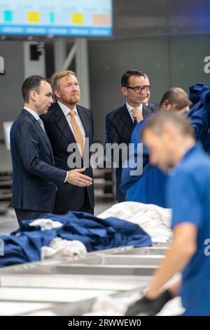 ELSLOO - Re Willem Alexander (C) durante l'apertura della lavanderia sostenibile di Nedlin. L'azienda spiega gli investimenti sostenibili e le innovazioni del nuovo bucato. ANP JONAS ROOSENS netherlands Out - belgium Out Foto Stock