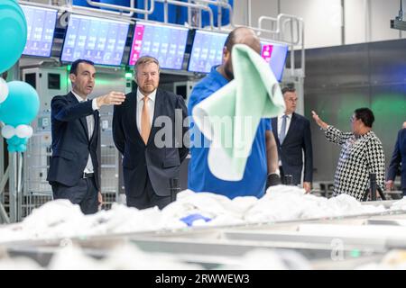 ELSLOO - Re Willem Alexander (C) durante l'apertura della lavanderia sostenibile di Nedlin. L'azienda spiega gli investimenti sostenibili e le innovazioni del nuovo bucato. ANP JONAS ROOSENS netherlands Out - belgium Out Foto Stock