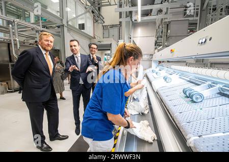 ELSLOO - Re Willem Alexander (L) durante l'apertura della lavanderia sostenibile di Nedlin. L'azienda spiega gli investimenti sostenibili e le innovazioni del nuovo bucato. ANP JONAS ROOSENS netherlands Out - belgium Out Foto Stock