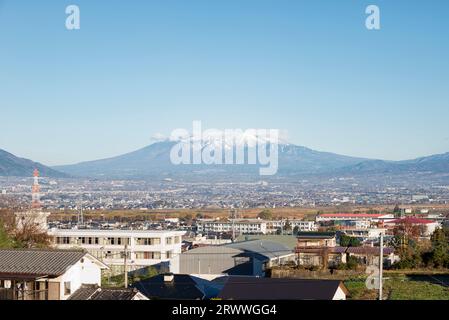 MT. Yatsugatake con nuvole nel cielo vista dal Daimon Monument Park Foto Stock