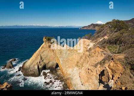 Fuji sopra la baia di Suruga da Koganezaki a Nishi Izu Foto Stock