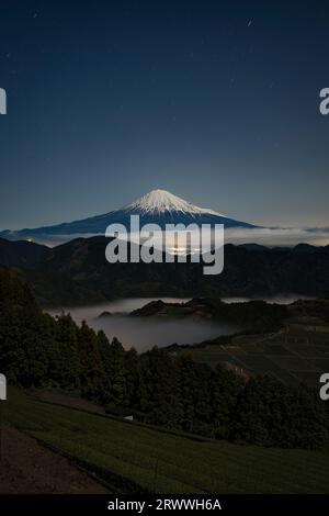 Fuji illuminato dalla luna piena sul mare di nuvole viste da Shimizu Yoshihara Foto Stock