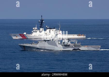 Mar Cinese meridionale, acque internazionali. 17 settembre 2023. La nave di pattugliamento offshore classe River della Royal Navy britannica HMS Spey, fronte, pattuglia a fianco del cutter classe Legend USCGC Munro, durante le manovre coordinate delle navi in acque internazionali, il 17 settembre 2023, nel Mar Cinese meridionale. Credito: CPO Brett Cote/US Navy Photo/Alamy Live News Foto Stock