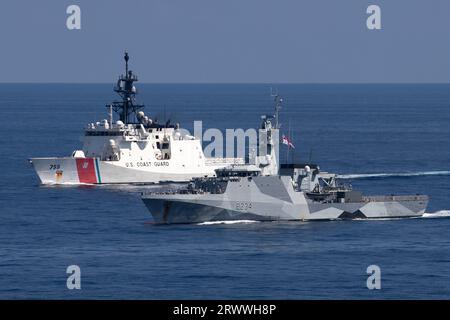 Mar Cinese meridionale, acque internazionali. 17 settembre 2023. La nave di pattugliamento offshore classe River della Royal Navy britannica HMS Spey, fronte, pattuglia a fianco del cutter classe Legend USCGC Munro, durante le manovre coordinate delle navi in acque internazionali, il 17 settembre 2023, nel Mar Cinese meridionale. Credito: CPO Brett Cote/US Navy Photo/Alamy Live News Foto Stock