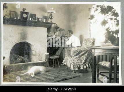 Una delle sette foto intitolate "Kabete Snaps". 1924.» Questa foto mostra una fila di sei bambini piccoli non identificati seduti a terra, cinque africani e uno europeo. Foto Stock