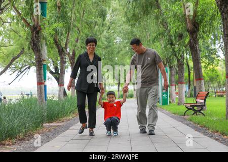 Contea di Luannan, Cina - 13 giugno 2023: Una famiglia che gioca nel parco, Cina settentrionale Foto Stock